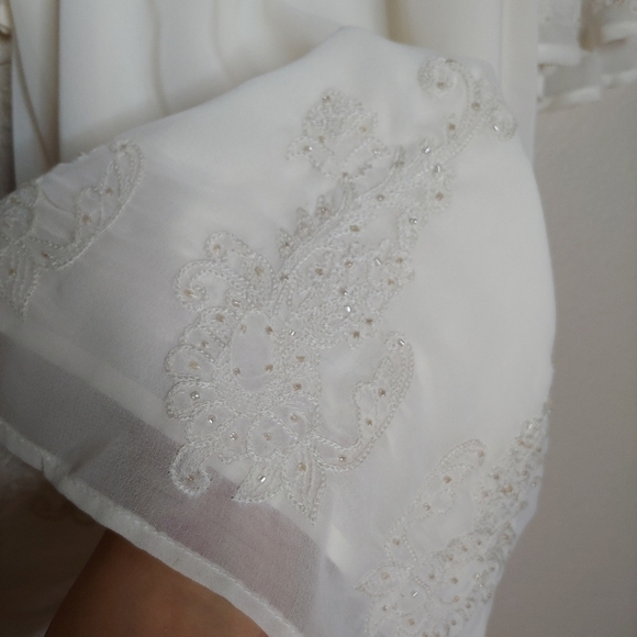 Bke Boutique Chiffon Beaded VNeck Blouse Ivory White Flutter Sleeve Flowy Medium - Picture 7 of 11